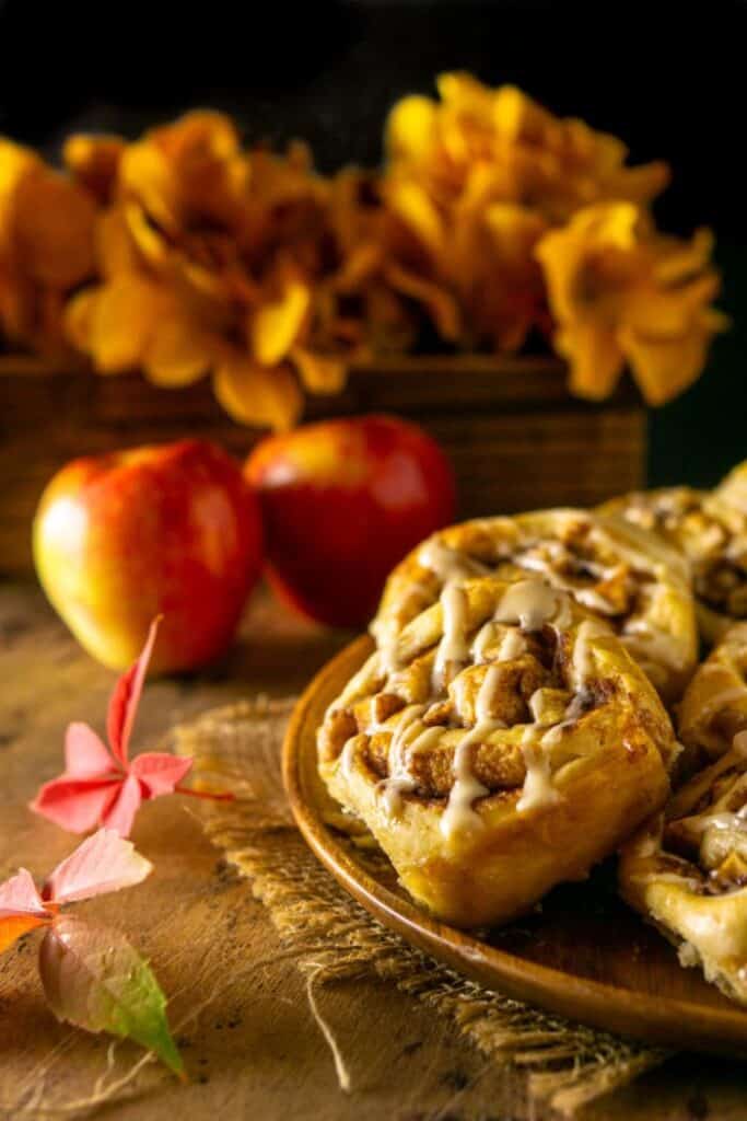 apple cinnamon rolls with glaze