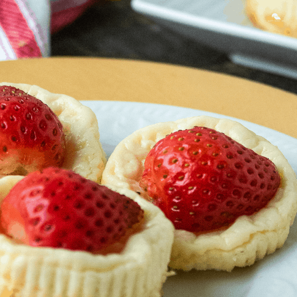 https://www.thehappyhomelife.com/wp-content/uploads/2021/08/Crustless-Mini-Bite-Sized-Cheesecake-strawberry-topping.png