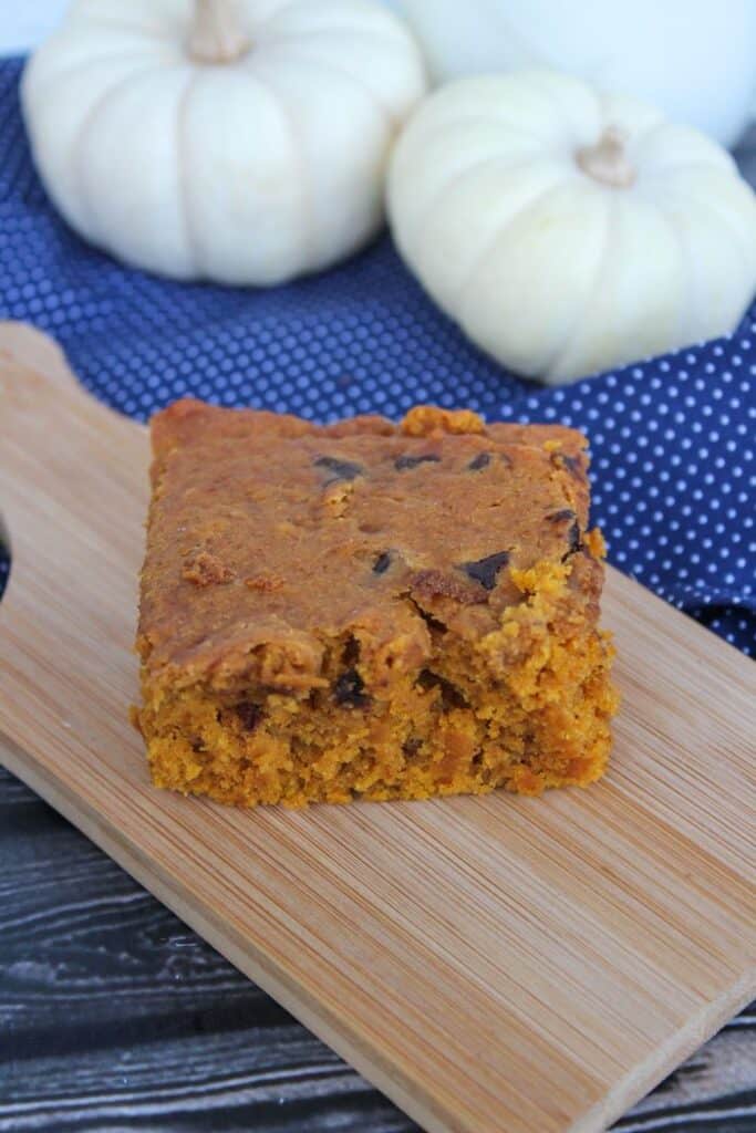 single pumpkin spice blondie with chocolate chips on cutting board