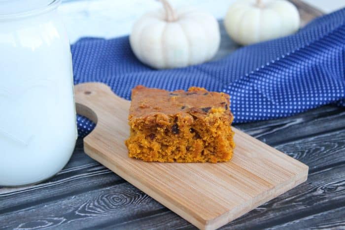 pumpkin pie blondie with glass of milk on the side