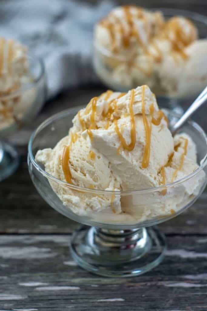 butterbeer ice cream in glass bowls