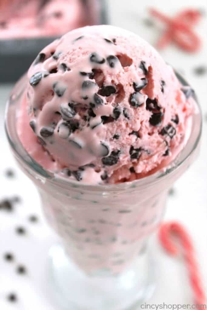 peppermint chocolate chip ice cream in a milkshake glass