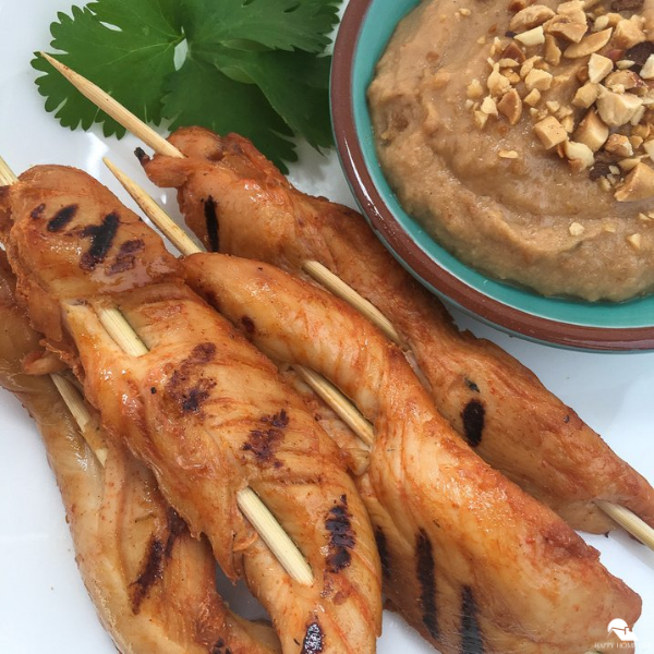 Spicy‌ ‌Chicken‌ ‌Satay‌ ‌with‌ ‌a‌ ‌Peanut‌ ‌Dipping‌ ‌Sauce‌ served.