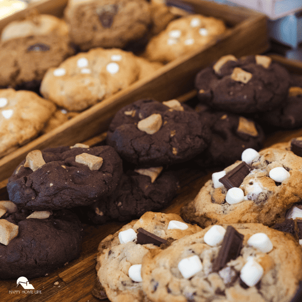 An assortment of different cookies.