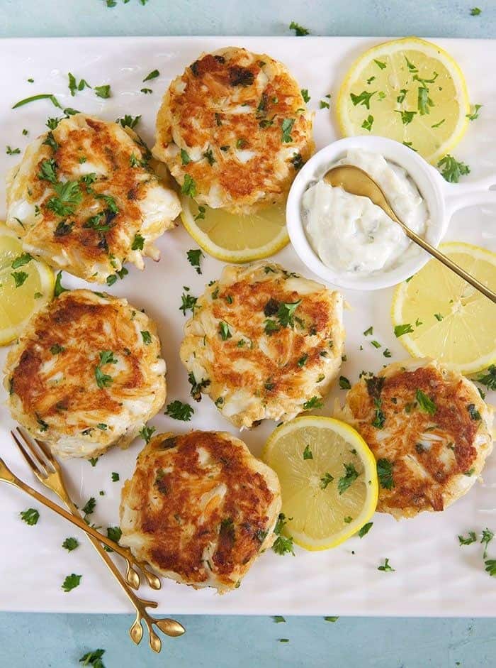 crab cakes with lemon slices