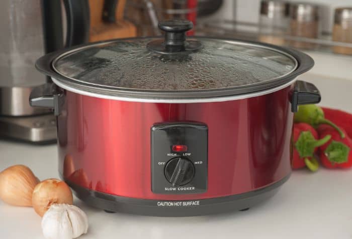 slow cooker warming food on low