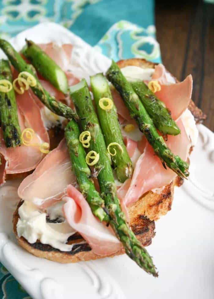 asparagus and prosciutto bruschetta