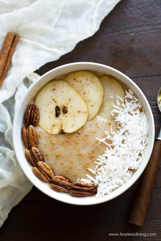 easy pear smoothie bowl