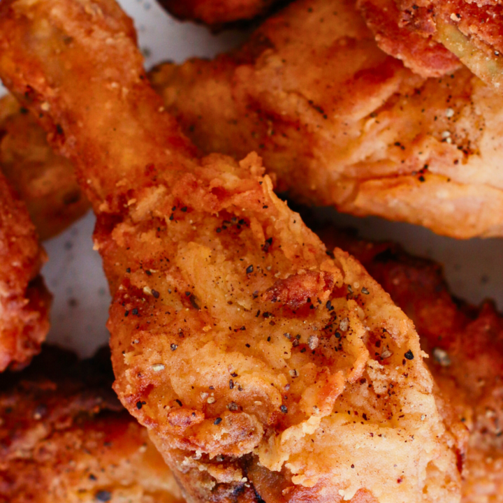 Close-up of crispy fried chicken drumsticks with a golden, crunchy coating, perfect for an easy fried chicken recipe or homemade Southern fried chicken dinner.